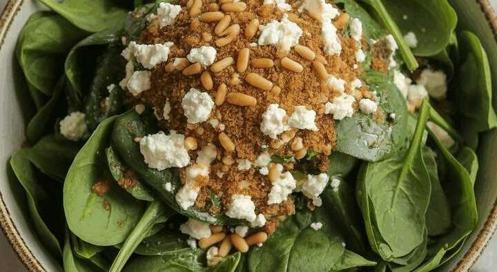 Spinatsalat mit mildem Knoblauch-Dressing