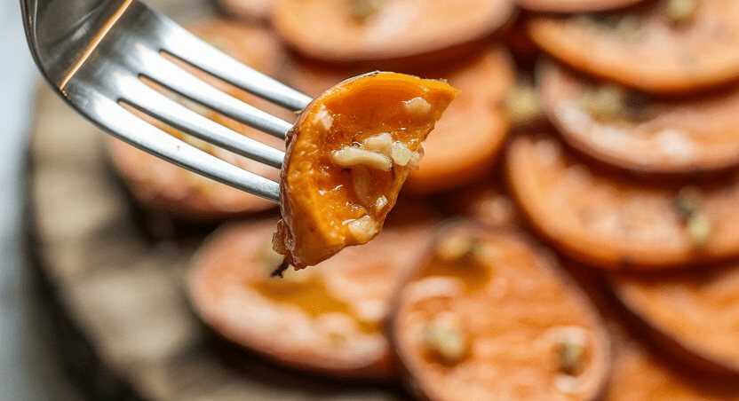 Süßkartoffel-Scheiben mit Knoblauchöl – so sieht es fertig aus