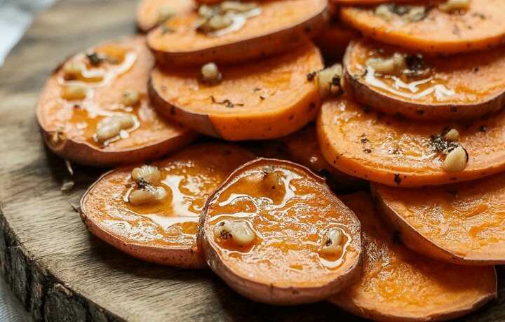Süßkartoffel-Scheiben mit Knoblauchöl