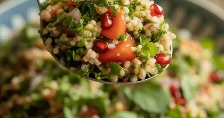 Syrischer Bulgur-Salat mit Granatapfel und Minze (Tabbouleh)