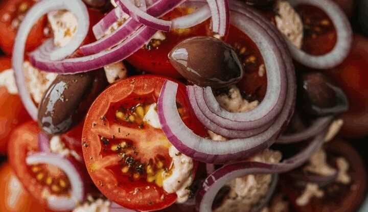 Tomatensalat mit roten Zwiebeln und Olivenöl