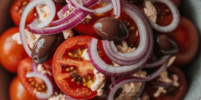 Tomatensalat mit roten Zwiebeln und Olivenöl