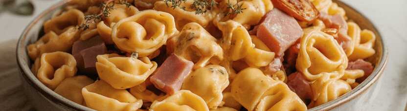 Tortellinisalat mit 250 g Emmentaler und 1 Packung Kochschinken – so sieht es fertig aus