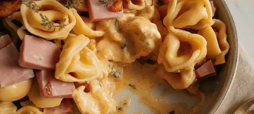 Tortellinisalat mit 250 g Emmentaler und 1 Packung Kochschinken