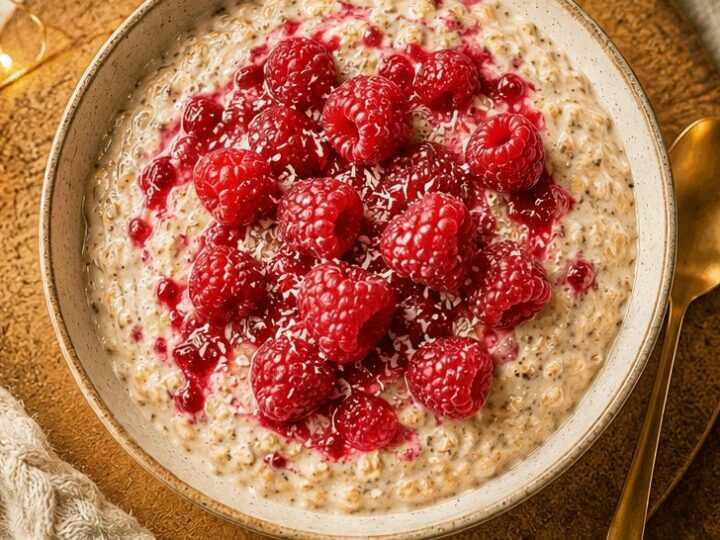 Überraschend leckere Overnight Oats mit frischen Himbeeren ausprobieren!