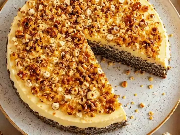 Mohnkuchen ohne Boden mit Paradiescreme und knusprigem Haselnusskrokant