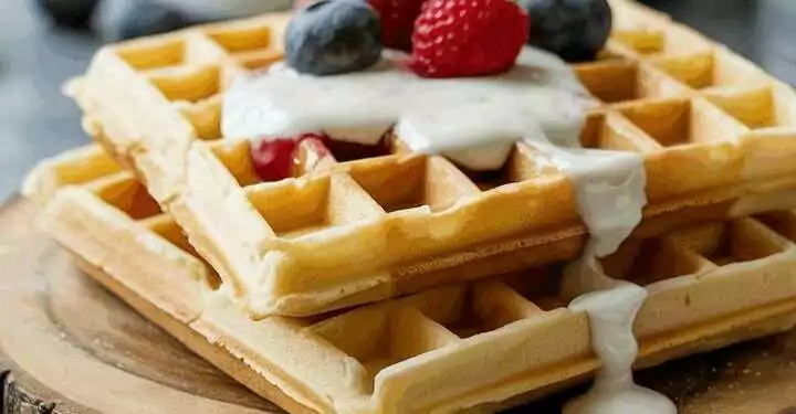 Vanille Waffeln mit Joghurt in nicht mehr als 5 Minuten zubereitet
