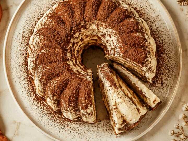 Verlockender Tiramisu-Gugelhupf: Schnell zubereitet und unwiderstehlich lecker!