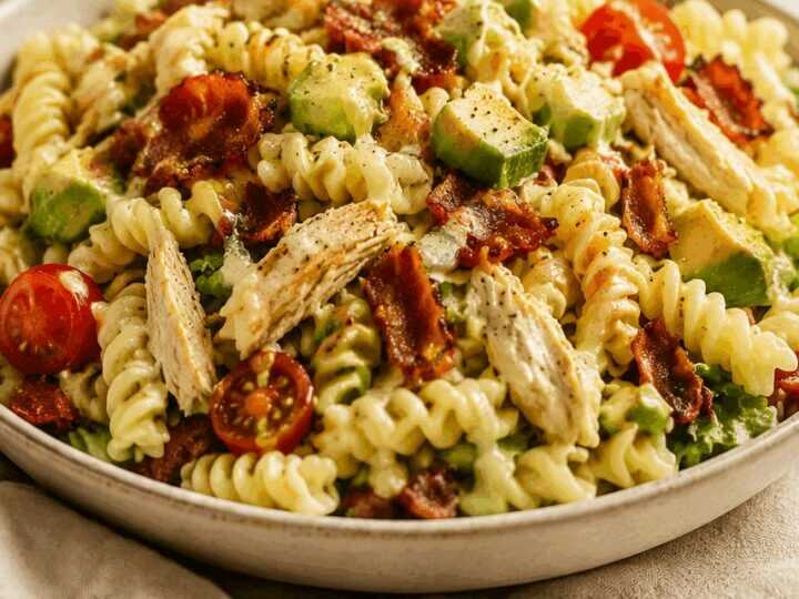 Verzaubere Deinen Gaumen: Die unwiderstehliche Chicken Club Pasta Salat Sensation!