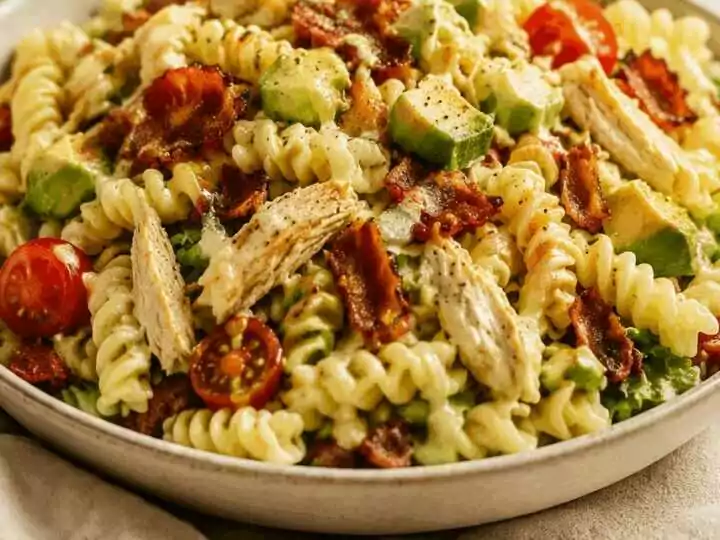 Verzaubere Deinen Gaumen: Die unwiderstehliche Chicken Club Pasta Salat Sensation!