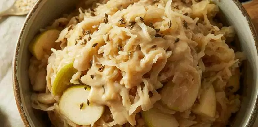 Weißkrautsalat mit Apfelessig traditionell