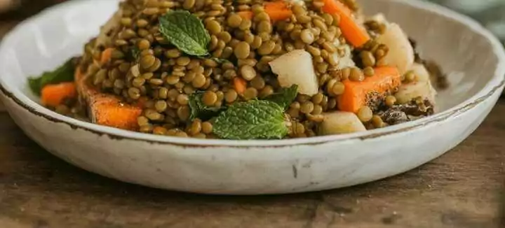 Winterlicher Linsensalat mit geröstetem Wurzelgemüse und Minze