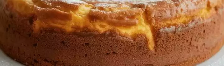 Wolkenkuchen mit getrennten Eiern und einem Löffel Stärke