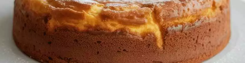 Wolkenkuchen mit getrennten Eiern und einem Löffel Stärke