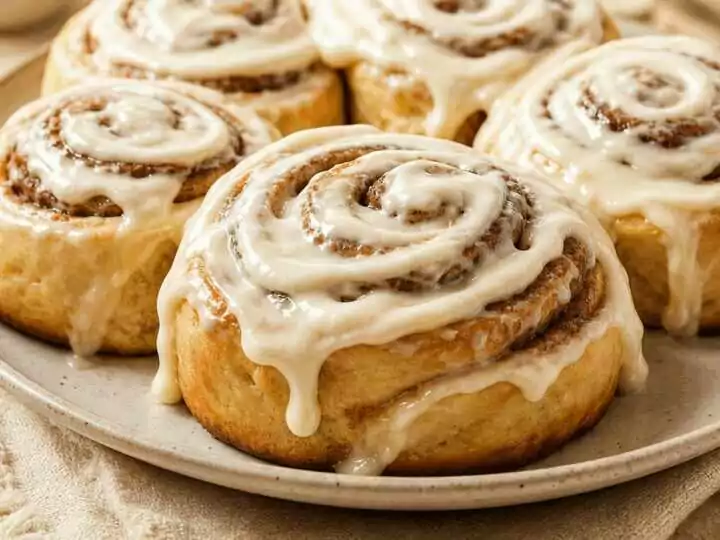 Zimtrollen mit verführerischem Frischkäse-Frosting