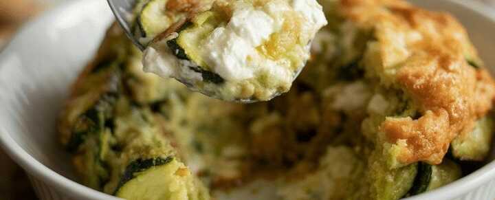 Zucchinipuffer mit Feta Knoblauch und Tzatziki in 15 Minuten