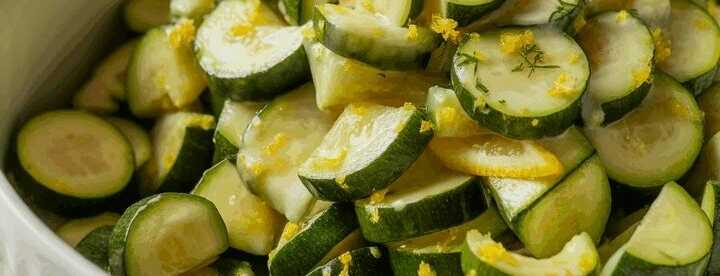 Zucchinisalat roh mit Zitrone