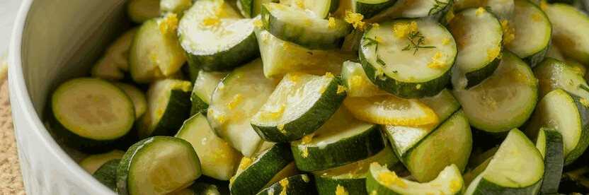 Zucchinisalat roh mit Zitrone