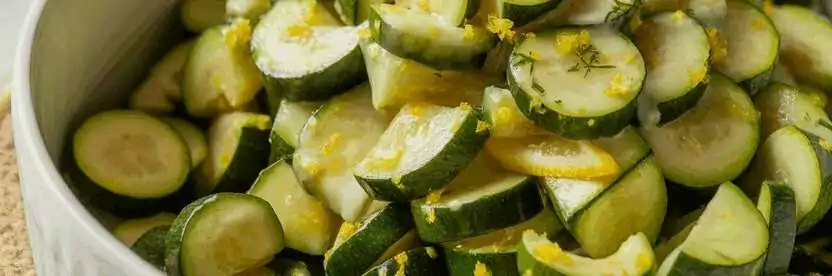Zucchinisalat roh mit Zitrone