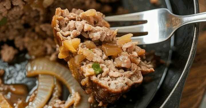 Zwiebel-Hackbraten mit Weißbrot in Milch und Ketchupglasur