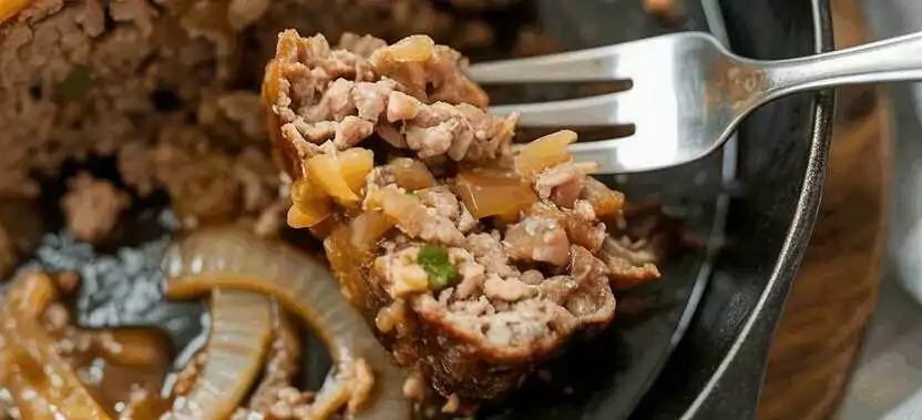 Zwiebel-Hackbraten mit Weißbrot in Milch und Ketchupglasur