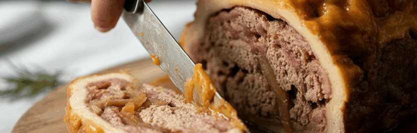Zwiebel-Hackbraten mit Paprikapulver, Senf und Rinderbrühe