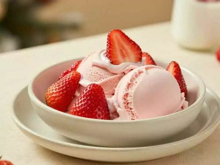 Erdbeer-Frozen-Joghurt mit 2 Zutaten: Ohne Eismaschine!