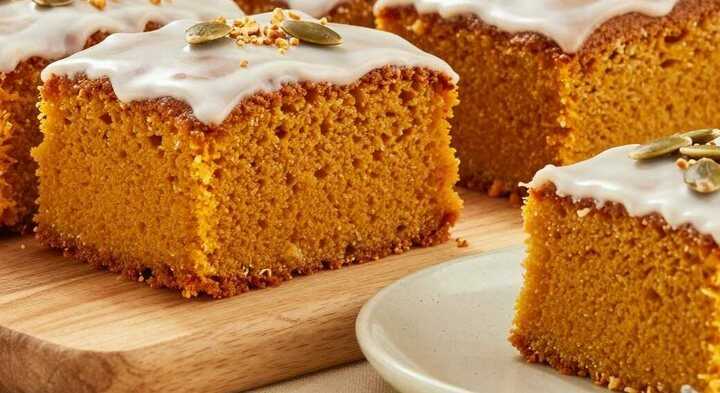 Kürbiskuchen vom Blech: Saftig, würzig, der Herbstkuchen schlechthin!
