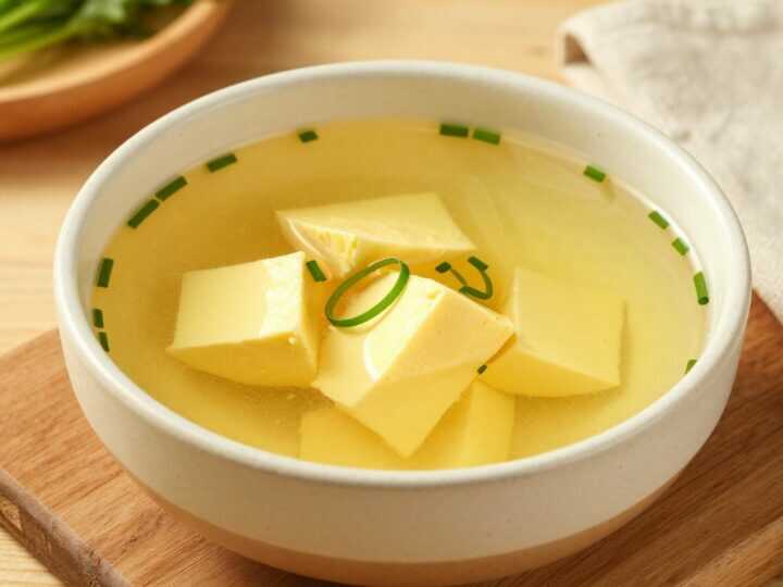 Low Carb Gemüsebrühe mit Eierstich: Klare Suppe, selbst angesetzt!