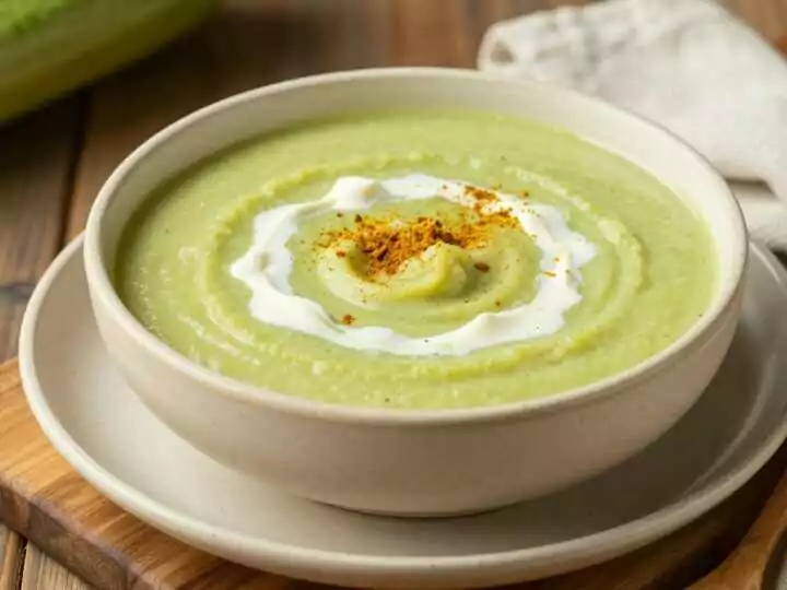 Low Carb Zucchini-Suppe mit Curry: Vier Zutaten, püriert, ohne Kartoffel!