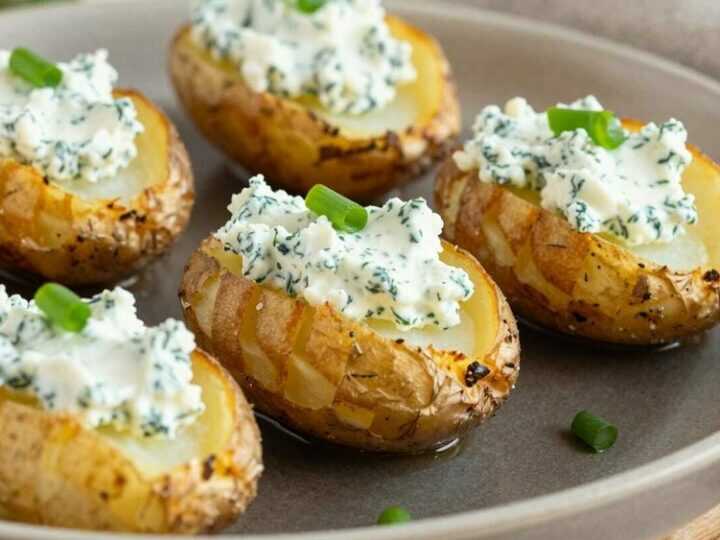 Ofenkartoffeln mit Kräuterquark: Das schnelle Abendessen!