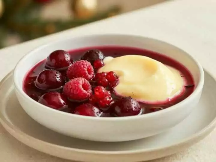 Rote Grütze mit Vanillesoße: Omas Original, das jeder nachmachen will!