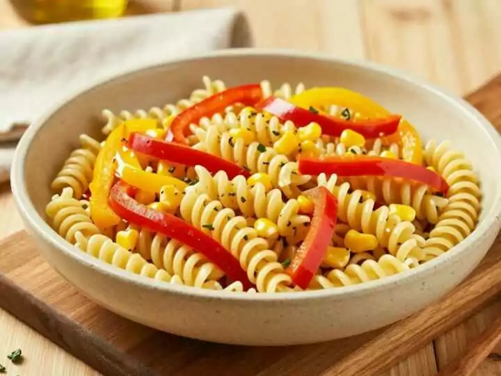 Veganer Nudelsalat mit Paprika und Mais: Fünf Zutaten, für das Büro!