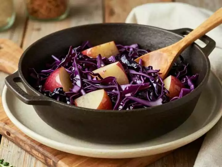 Veganes Rotkohl-Gemüse mit Apfel: Ohne Schmalz geschmort, 45 Minuten!