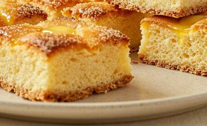 Zuckerkuchen vom Blech: Omas Sonntagskuchen mit 4 Zutaten!