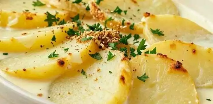 Kartoffelauflauf ohne Sahne: Genauso cremig, mit Milch und Mehlschwitze!