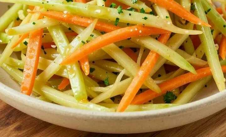 Kohlrabisalat mit Karotte: Knackig, in 15 Minuten geraspelt!