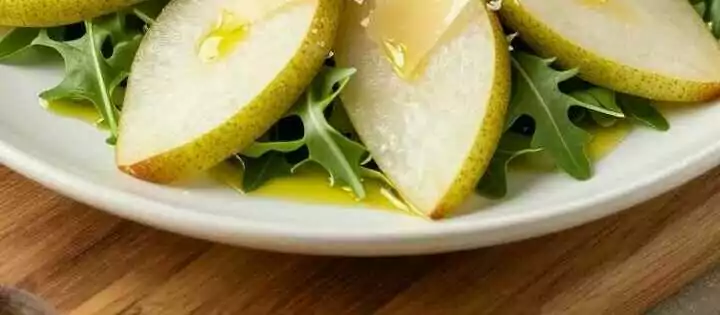 Rucola-Salat mit Parmesan und Birne: 5 Zutaten, 10 Minuten!