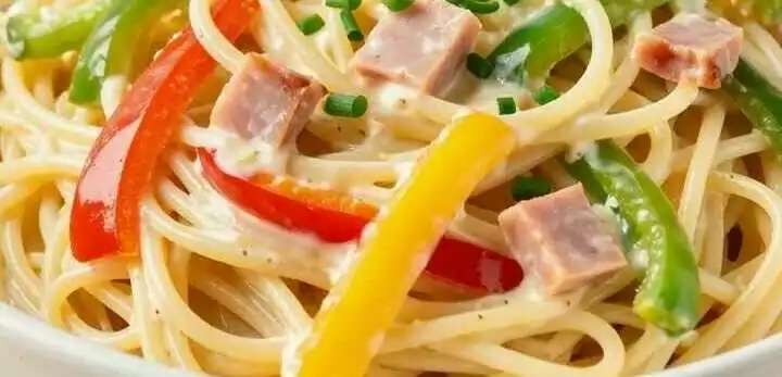 Spaghettisalat mit Paprika: Der Partyklassiker für 8 Personen!