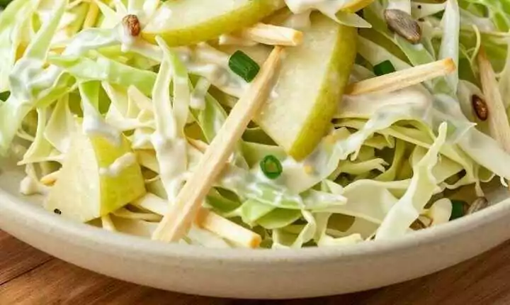 Spitzkohlsalat mit Apfel: Frischer als Krautsalat, in 20 Minuten!