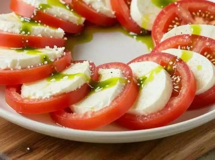 Tomate-Mozzarella-Salat mit Basilikumöl: Der Klassiker richtig gemacht!