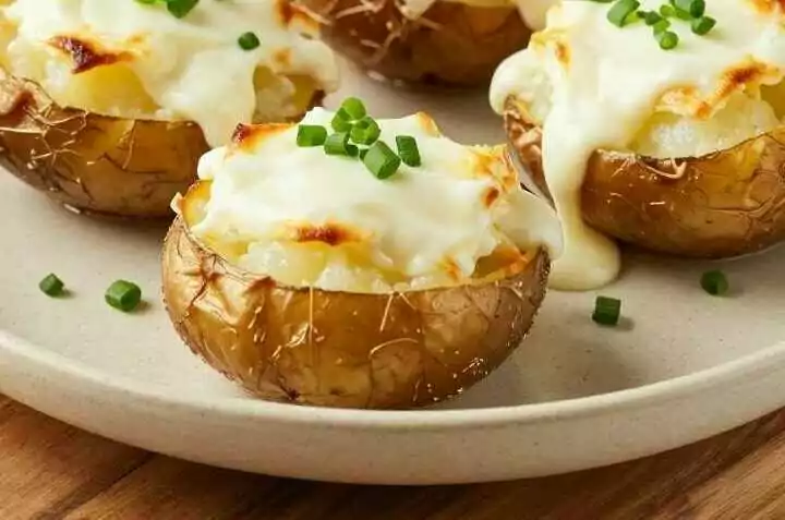 Überbackene Kartoffelhälften mit Frischkäse: 6 Zutaten, 40 Minuten!