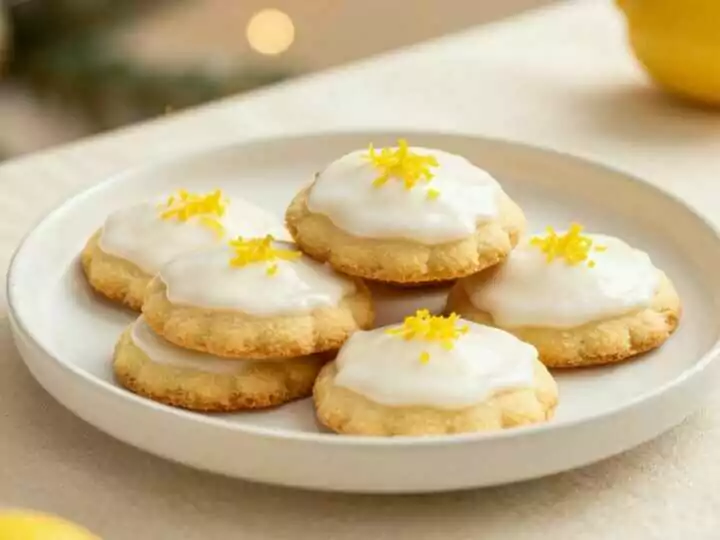 Zitronen-Plätzchen mit Zuckerguss: Frisch, mürbe und blitzschnell!