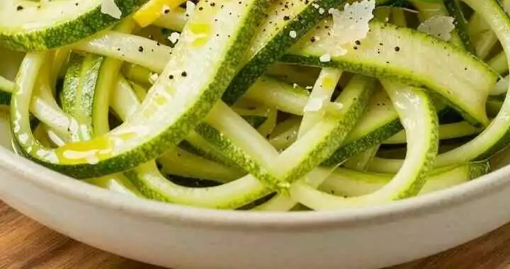 Zucchinisalat roh mariniert: Ohne Kochen, in 15 Minuten!