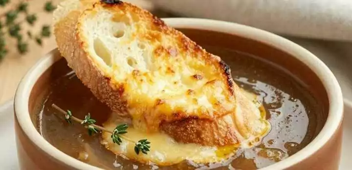 Zwiebelsuppe wie in Frankreich: Mit Käsekruste, in 45 Minuten!